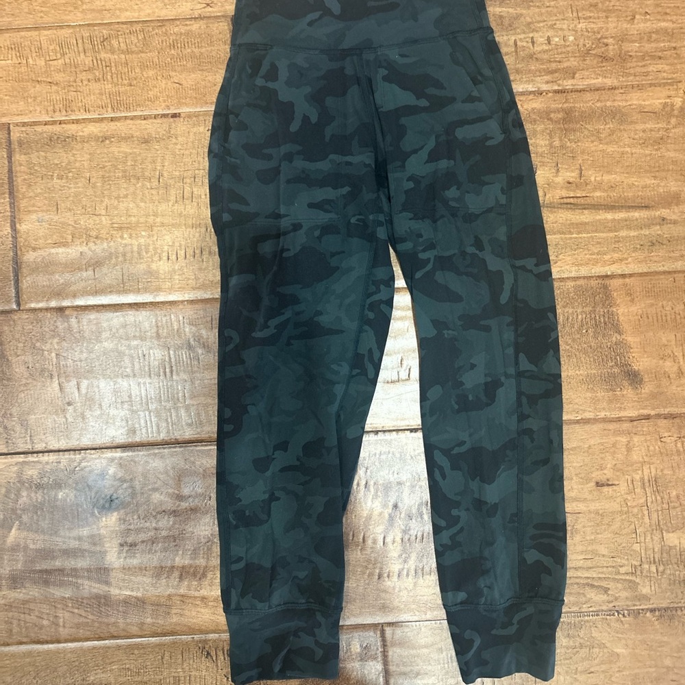 Lululemon Camouflage Cropped Jogger